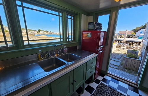 Stonington Cabin | Sunrise Shanty- Small Seaside Cottage