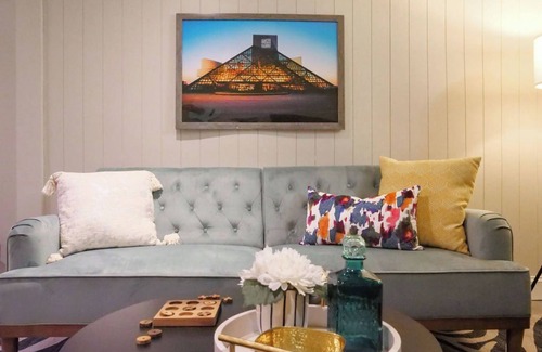South Euclid House | Sunscape Bungalow: Themed Rooms, Library/Office, 20 min Downtown, Wifi, Games WD