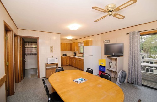 Richmond Cabin | Sunset Bay, a 3BR lakefront cabin situated on the Horseshoe Chain of Lakes