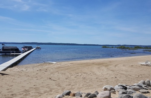 Acme Apartment | Sunset Bay Views! Close to Downtown & steps to the beach! New Westin mattress!