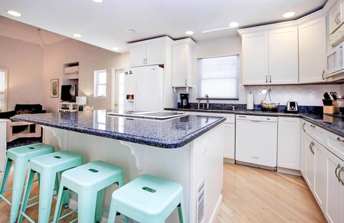 Captiva House | Sunset Captiva 38 - Short walk to beach, pool, dock in Village area of Island