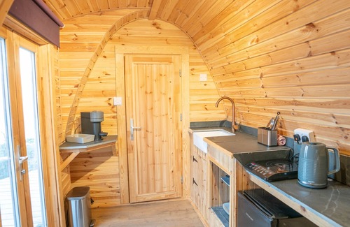 Barmouth Cabin | Sunset Couples Retreat with Hot tub