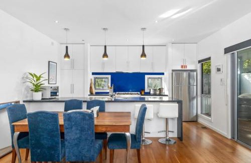 Ocean Grove House | Sunset Days Family Holiday House 200m to Shops