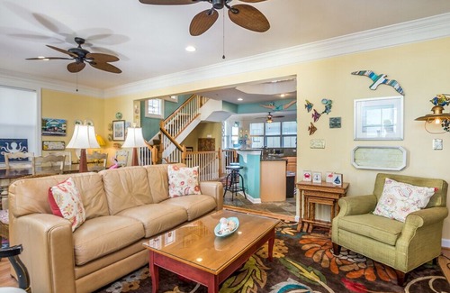 Sunset Island House | Sunset Island 51 Sunset Island Dr - Spacious Home Near Pools & Private Bayfront Beach