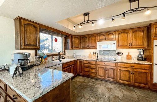 Northeast Colorado Springs House | Sunset Mesa Hideaway /hot tub /new renovation