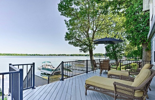 Albion House | Sunset Paradise | Covered Deck, Fire Pit, Lounge Chairs+ Kayaks