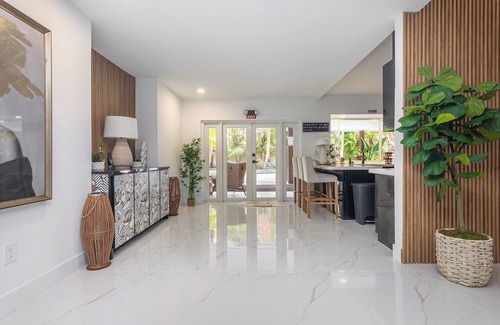 Sunset House | Sunset Retreat - Spacious 5-bedroom house with POOL in awesome Miami