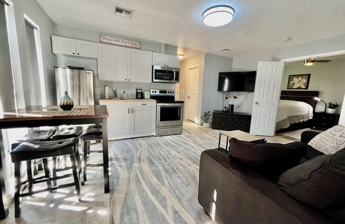 Deer Valley House | Sunset Serenity: A Cozy 1-Bedroom Guest Suite Retreat in Beautiful North Phoenix