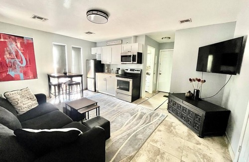 Deer Valley House | Sunset Serenity: A Cozy 1-Bedroom Guest Suite Retreat in Beautiful North Phoenix
