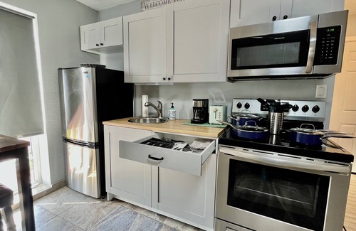 Deer Valley House | Sunset Serenity: A Cozy 1-Bedroom Guest Suite Retreat in Beautiful North Phoenix