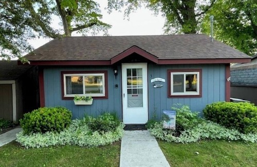 Clare Cottage | Sunset Shores #3- Soak Up Summer at the Quintessential Up North Cottage!