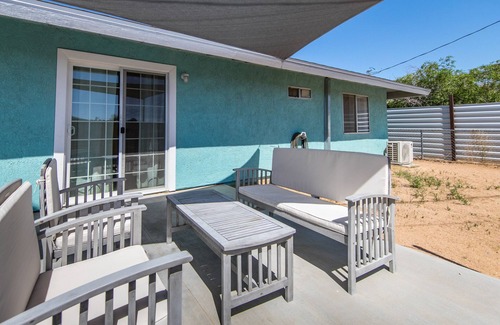 Joshua Tree House | "Sunset Skyline" Enjoy tranquil majestic views at this swanky Joshua Tree escape