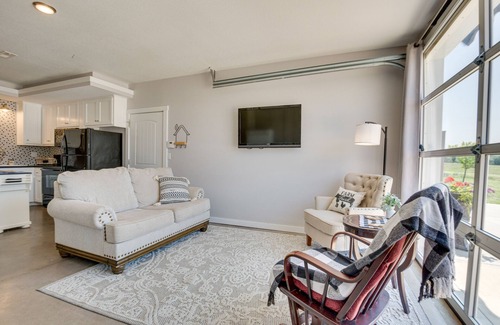 Clinton County Apartment | ‘Sunset View’ Home: 1 Mi to Smithville Lake!