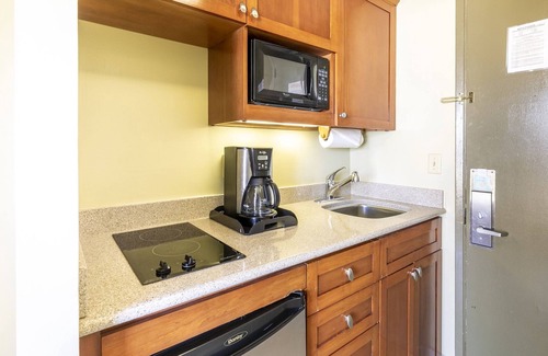 Waikiki Hotel | Sunset Views and Modern Comfort Just a Short Walk to Waikiki Beach