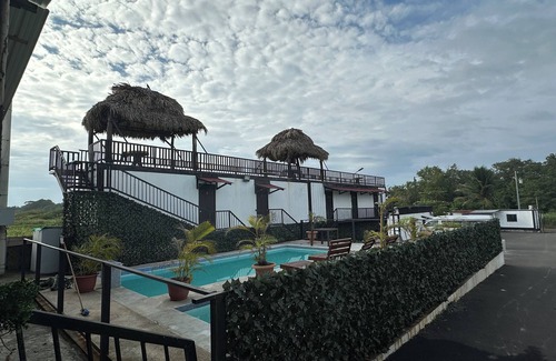 Cerro Plano Villa | Sunset views with Macaws in the jungle in beautiful Bajamar