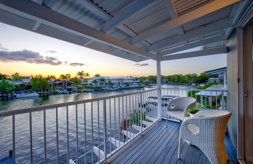 Noosaville Apartment | Sunsets at Snowmas, Pooch Friendly & Stunning View