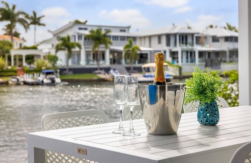 Noosaville Apartment | Sunsets at Snowmas, Pooch Friendly & Stunning View