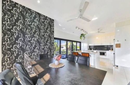 Stuart Park House | Sunsets & City Skyline Views with Pool
