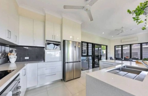 Stuart Park House | Sunsets & City Skyline Views with Pool