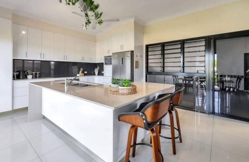 Stuart Park House | Sunsets & City Skyline Views with Pool