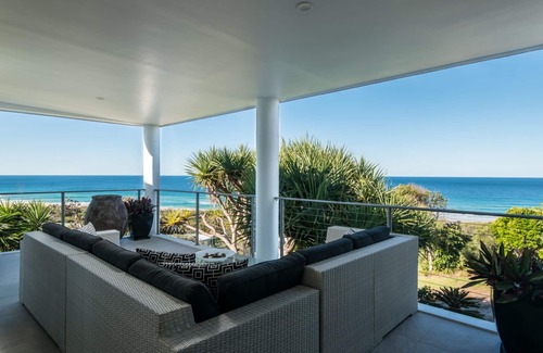 Castaways Beach House | Sunshine Coast White House
