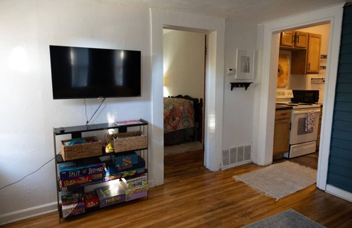 Hastings House | Sunshine Cottage 2 bedroom in duplex