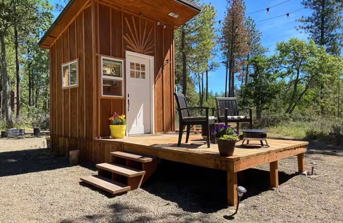 Goldendale Cottage | Sunshine Cottage/Tiny Home Private Outdoor Shower