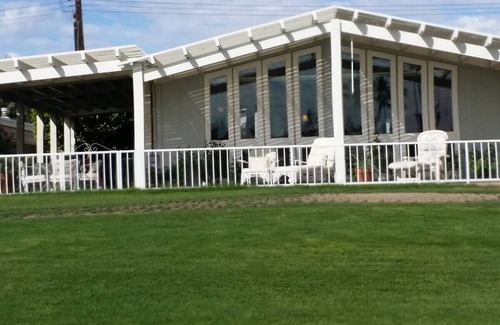 Thousand Palms House | Sunshine, golf, and relaxation
