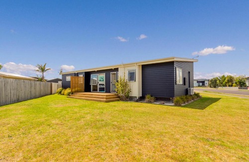 Matarangi House | Sunshine Holidaze - Matarangi Holiday Home