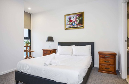Sunshine Apartment | Sunshine - Modern 2-Bed with Great Views