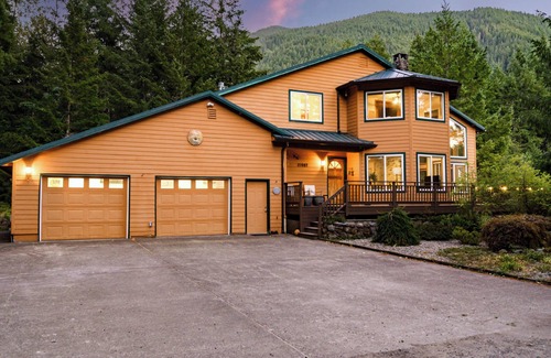 Rhododendron House | Sunshine + Riverfront-Mt. Hood-Hot Tub on 2 Acres! Large Mountain Chalet in Mt. Hood National Forest! 4BR/2.5Ba * Pet-Friendly* Family Friendly*