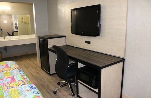 Oak Cliff Hotel | Super 7 Inn Dallas West Arlington