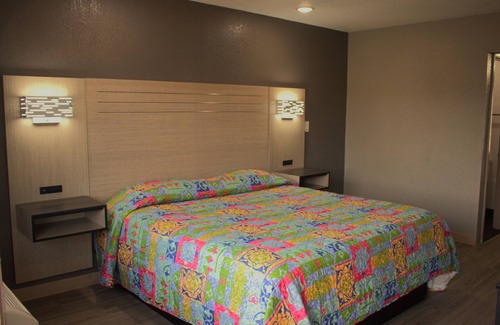 Oak Cliff Hotel | Super 7 Inn Dallas West Arlington