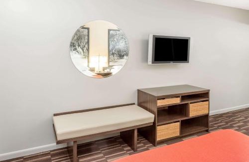 Adel Hotel | Super 8 by Wyndham Adel GA I-75