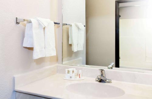 Huntsville Hotel | Super 8 by Wyndham Huntsville