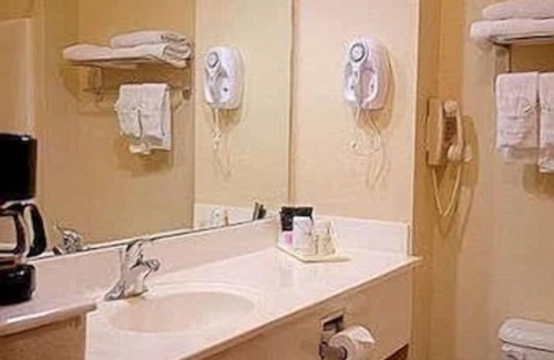 Irving Hotel | Super 8 by Wyndham Irving/DFW Apt/North