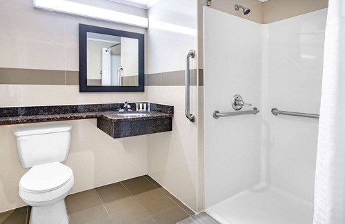 Lindenhurst Hotel | Super 8 by Wyndham Lindenhurst