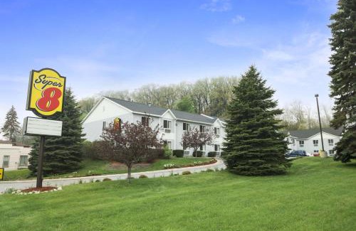 Manistee Hotel | Super 8 by Wyndham Manistee