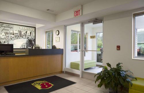 Manistee Hotel | Super 8 by Wyndham Manistee