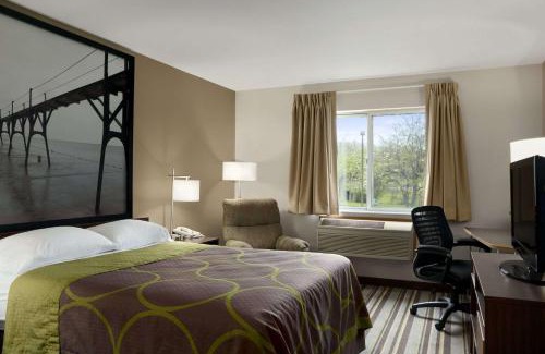 Manistee Hotel | Super 8 by Wyndham Manistee