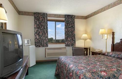 McLean Hotel | Super 8 by Wyndham McLean/Bloomington SW