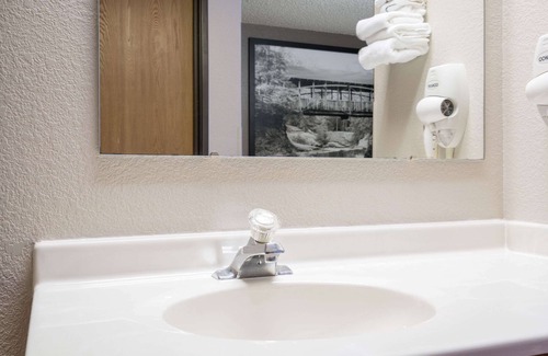 Menomonie Hotel | Super 8 by Wyndham Menomonie WI