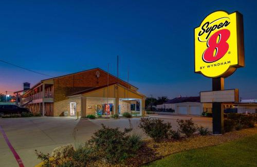 Pleasanton Hotel | Super 8 by Wyndham Pleasanton