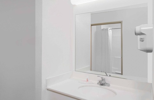 Three Rivers Hotel | Super 8 by Wyndham Three Rivers