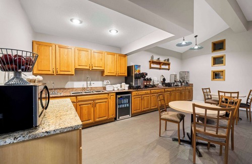 Waverly Hotel | Super 8 by Wyndham Waverly