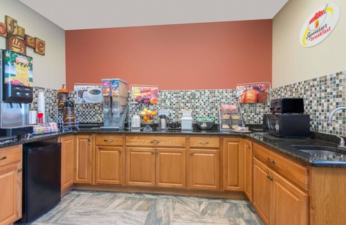 Austintown Hotel | Super 8 by Wyndham Youngstown/Austintown