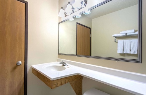 Austintown Hotel | Super 8 by Wyndham Youngstown/Austintown