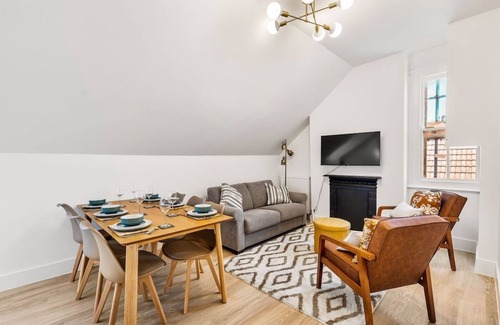 Seafront House | Super Central Flat in Brighton Sleeps 6 with WiFi by PureStay