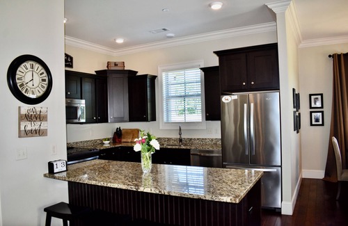 Country Club House | Super Clean Luxury Townhome in The Country Club Area-Minutes to Square & Campus!