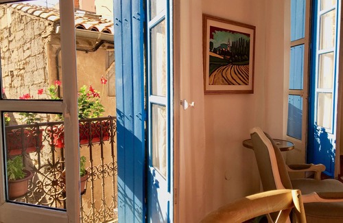 Pezenas Apartment | Super Clean, Sunny, Elegant, 2 Bedroom Character Apt In The Heart Of Pezenas